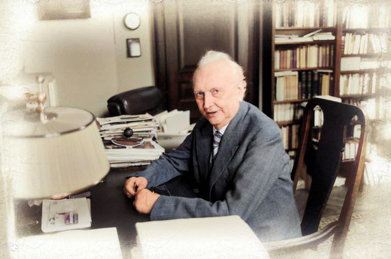 Karl Jaspers 1966 - denoise Blackwhite impaint pse7-Colorized-560